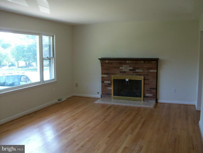 7827 Ontario Road Gainesville, VA 20155 - Photo 22 of 26 Living Room