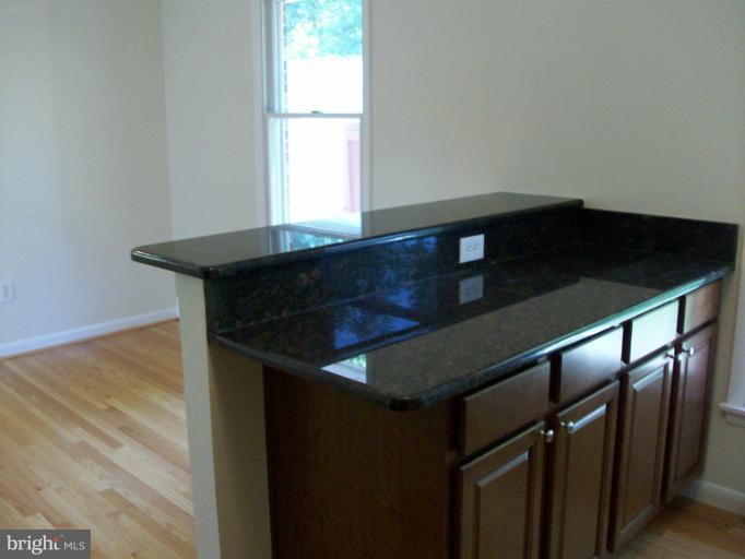 7827 Ontario Road Gainesville, VA 20155 - Photo 23 of 26 Kitchen