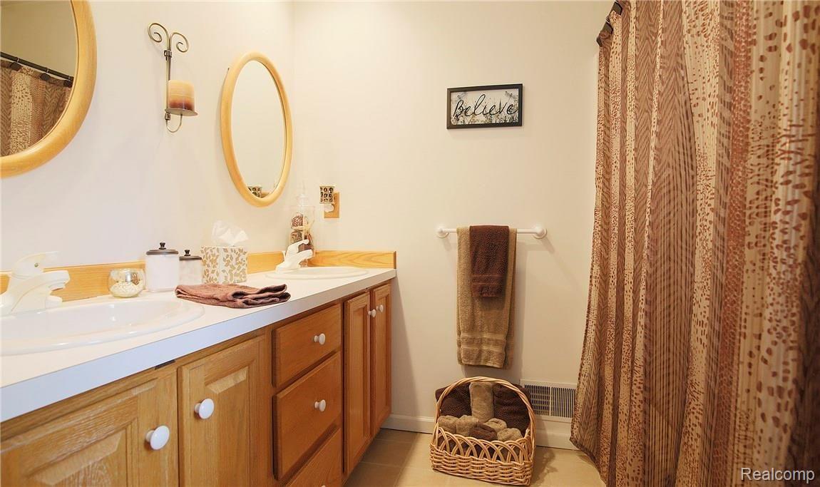 520 Angle Road Lapeer, MI 48446 - Photo 16 of 44 27.jpg