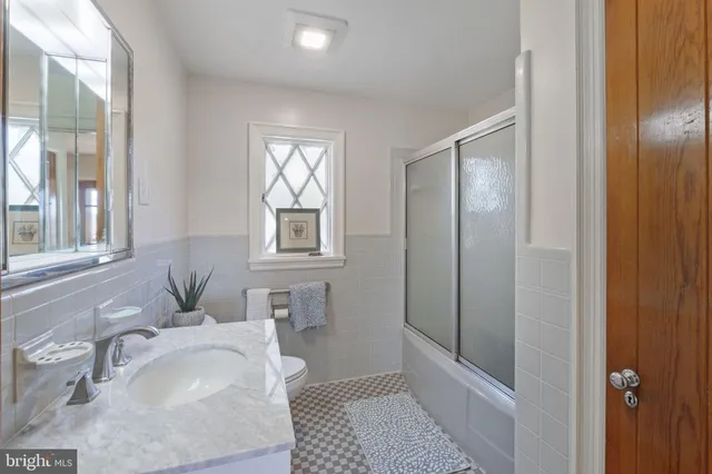 a view of a window in a room