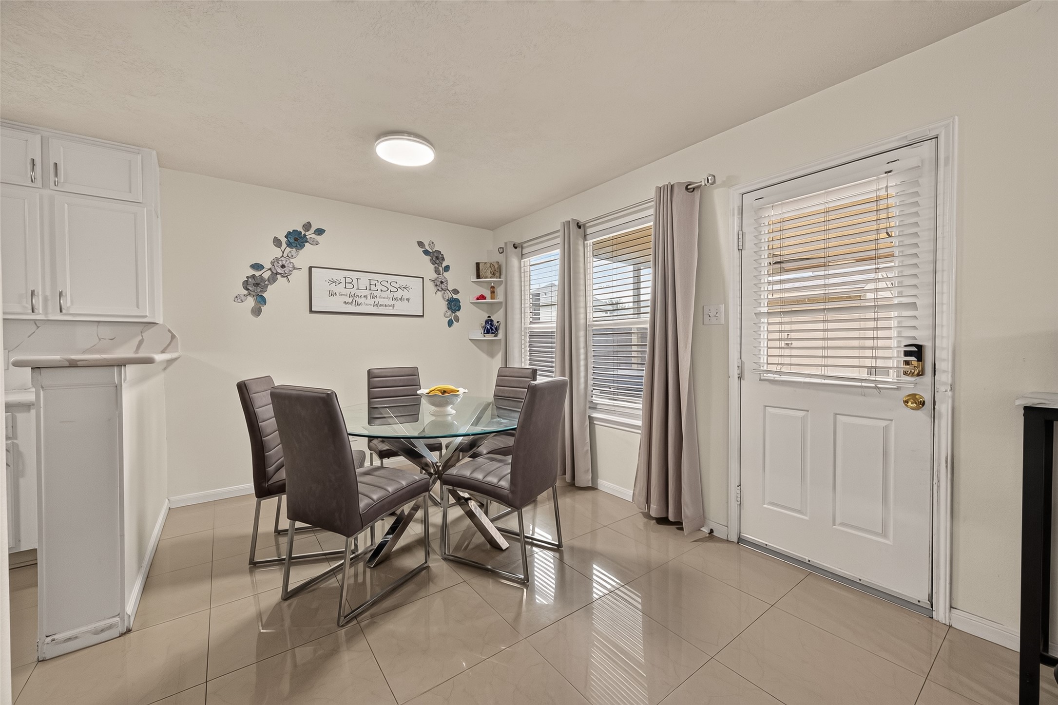 10931 View Pointe Lane Houston, TX 77034 - Photo 6 of 21 Breakfast nook overlooking the nice exterior patio