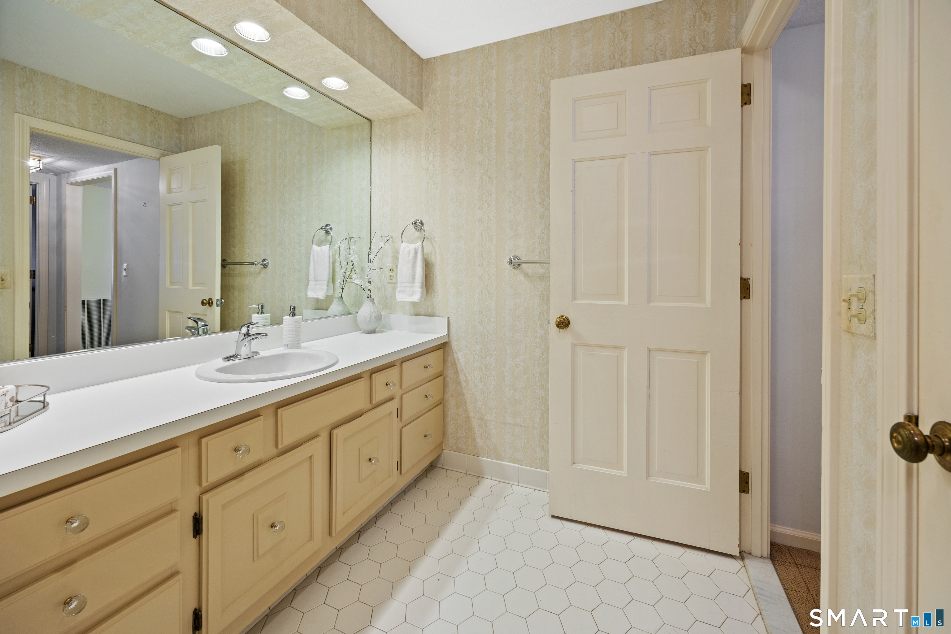 580 Mountain Road, Unit C West Hartford, CT 06117 - Photo 19 of 40