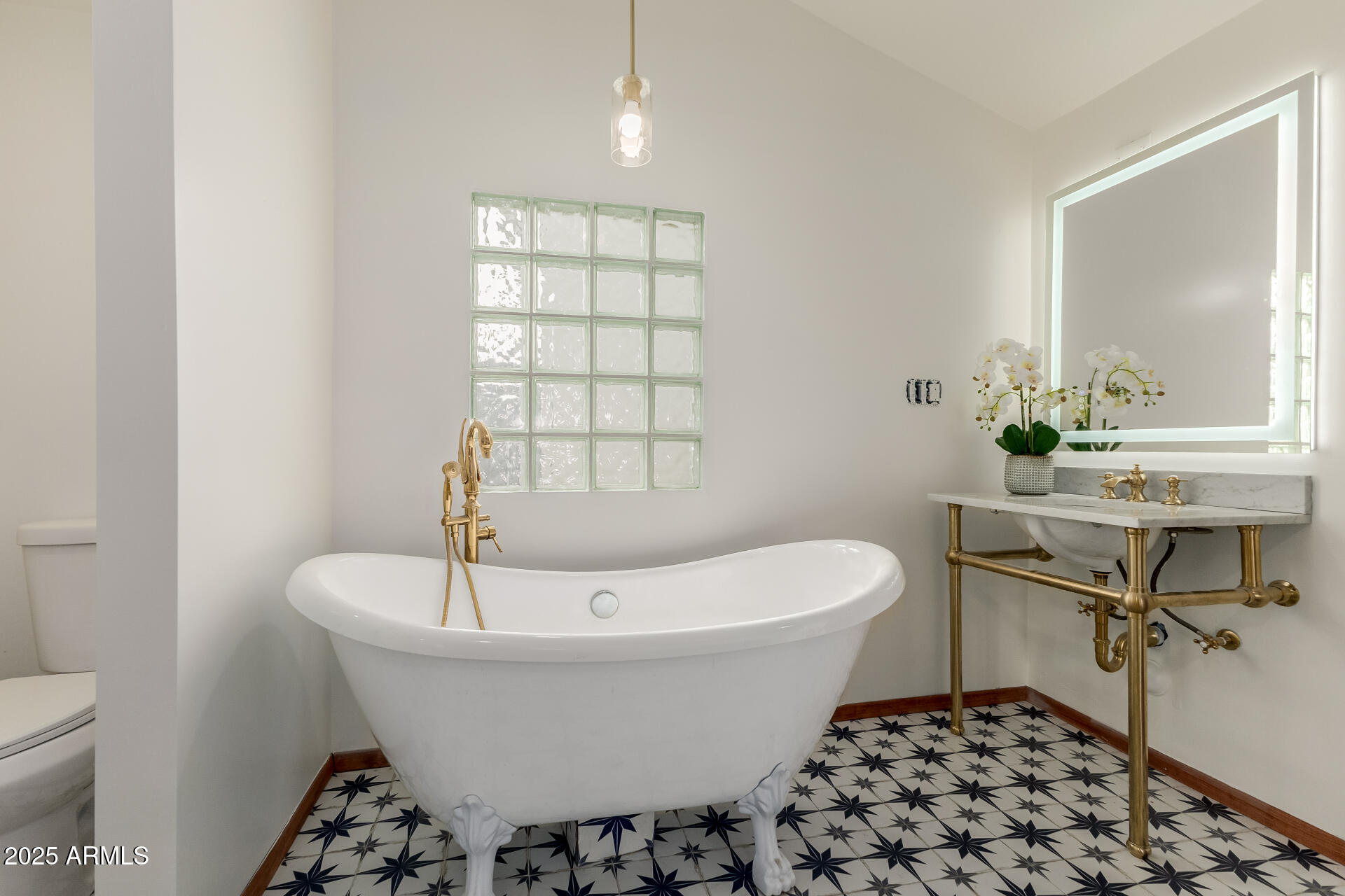 1305 East Granada Road Phoenix, AZ 85006 - Photo 25 of 35 a bathroom with a sink toilet and shower