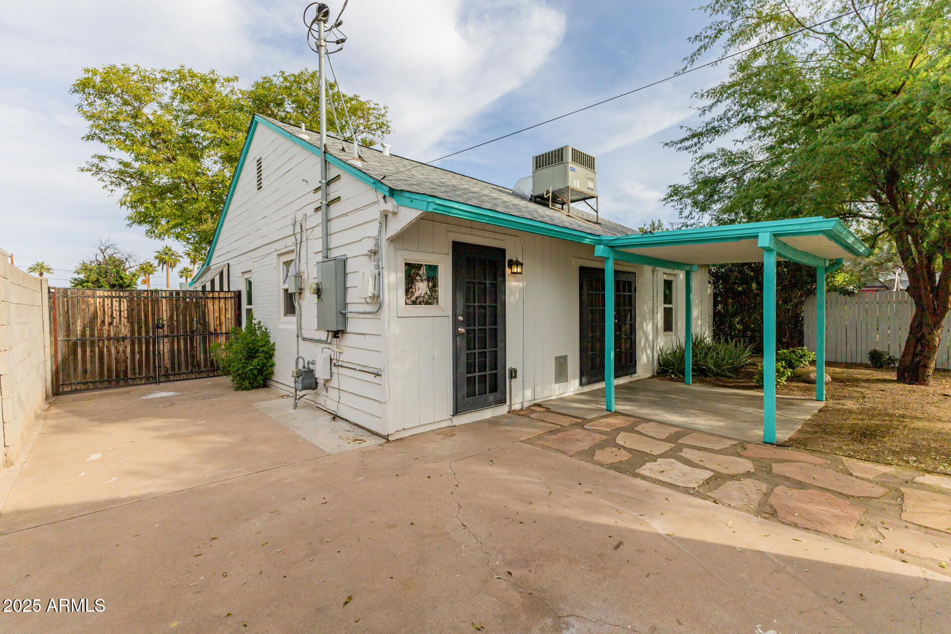 1305 East Granada Road Phoenix, AZ 85006 - Photo 28 of 35 a view of a house with a sink and yard