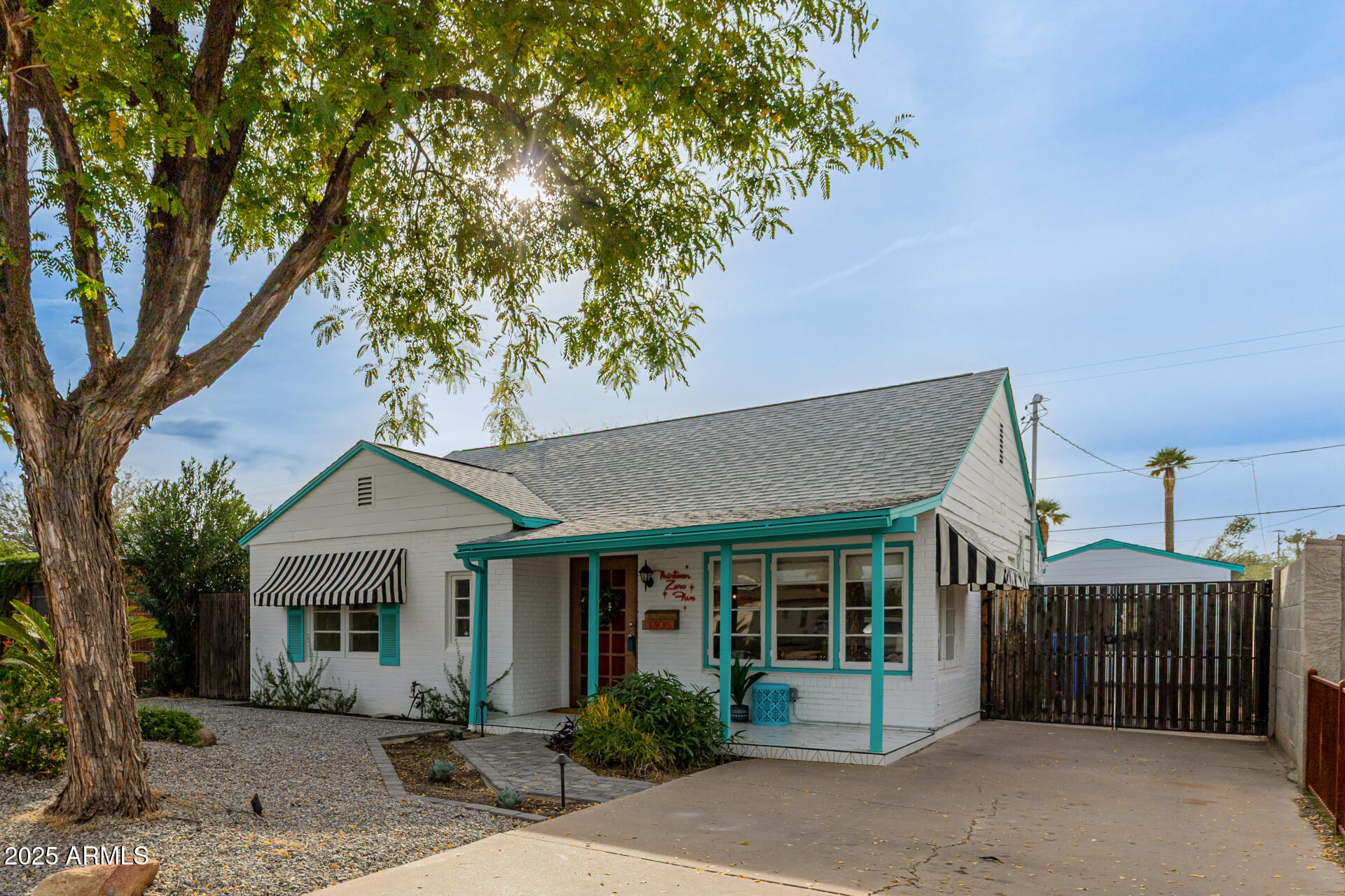 1305 East Granada Road Phoenix, AZ 85006 - Photo 2 of 35 a front view of a house with garden