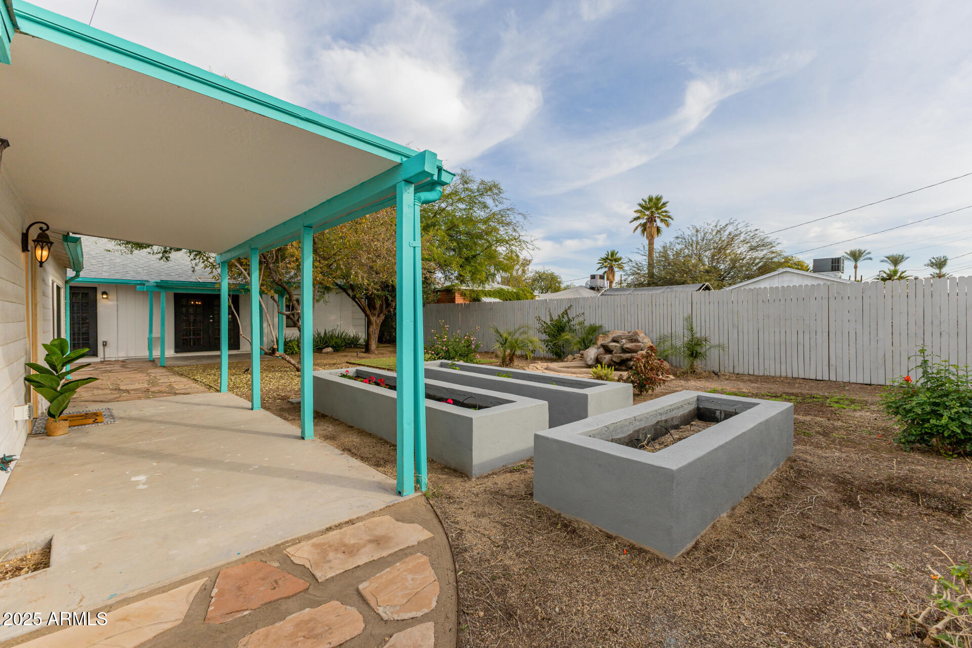 1305 East Granada Road Phoenix, AZ 85006 - Photo 32 of 35 a front view of a house with garden