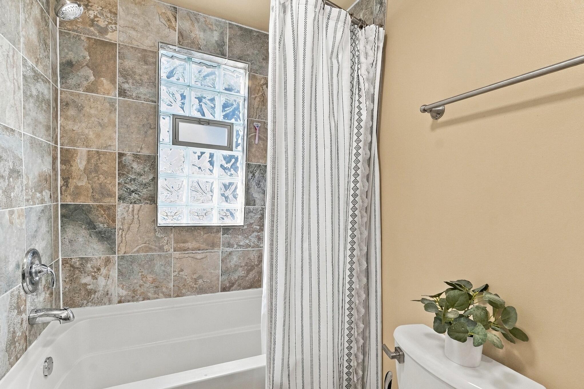 1632 North Main Street Racine, WI 53402 - Photo 35 of 68 38_Full_Bathroom_View_6