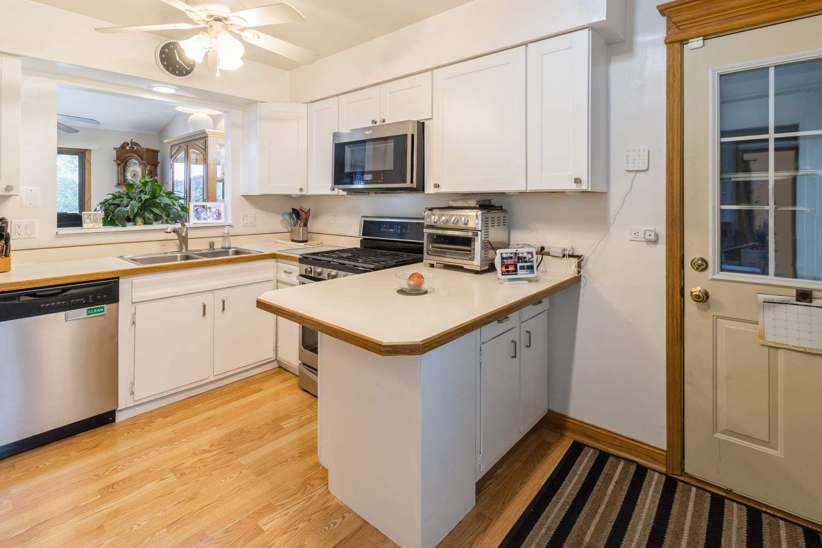 295 South Walnut Street South Elgin, IL 60177 - Photo 4 of 34