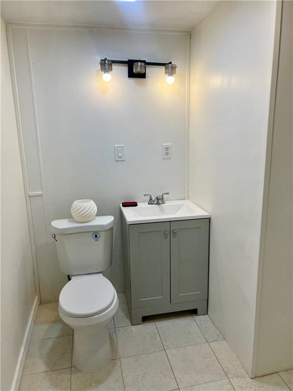 3221 Bromley Rowe Duluth, GA 30096 - Photo 31 of 44 a bathroom with a toilet sink and mirror