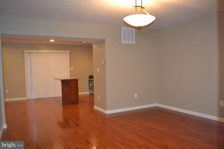 4885 Melbourne Road Baltimore, MD 21229 - Photo 4 of 23 Living Room