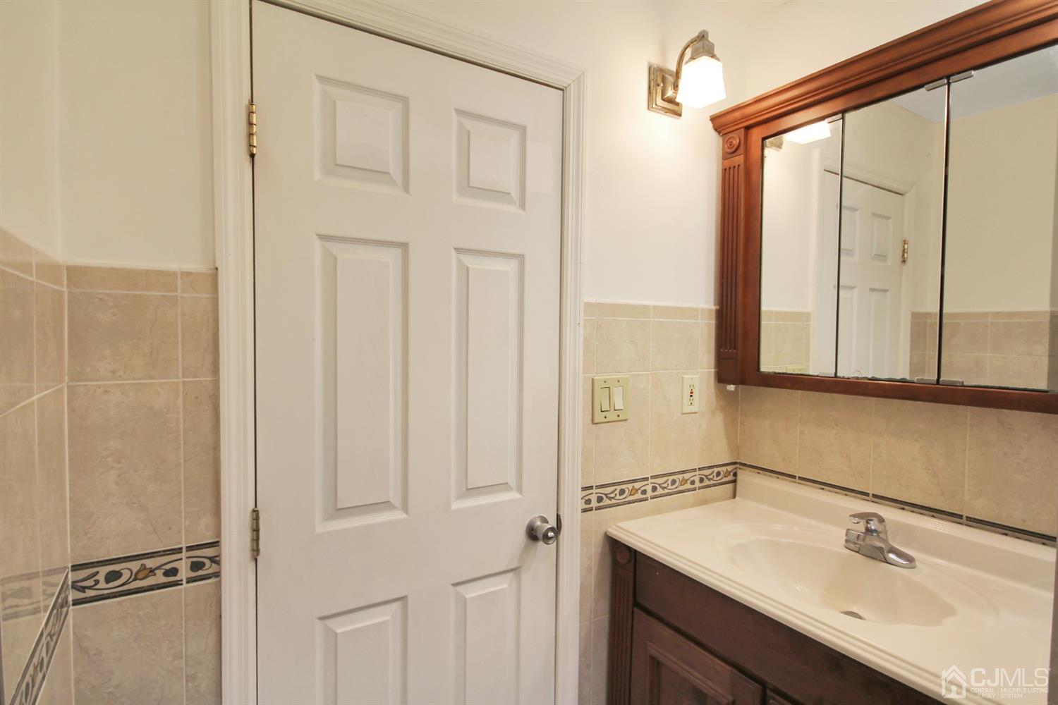 8 Preston Road East Brunswick, NJ 08816 - Photo 12 of 18 Gallery Image 12