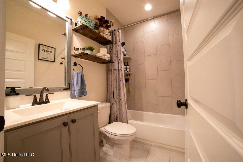634 Beckett Cove Hernando, MS 38632 - Photo 13 of 20 Shared Guest Bath