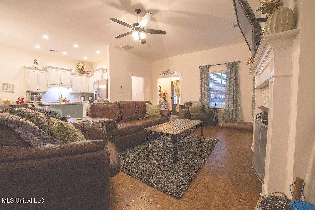634 Beckett Cove Hernando, MS 38632 - Photo 4 of 20 Open Concept Living Rm. Kitchen