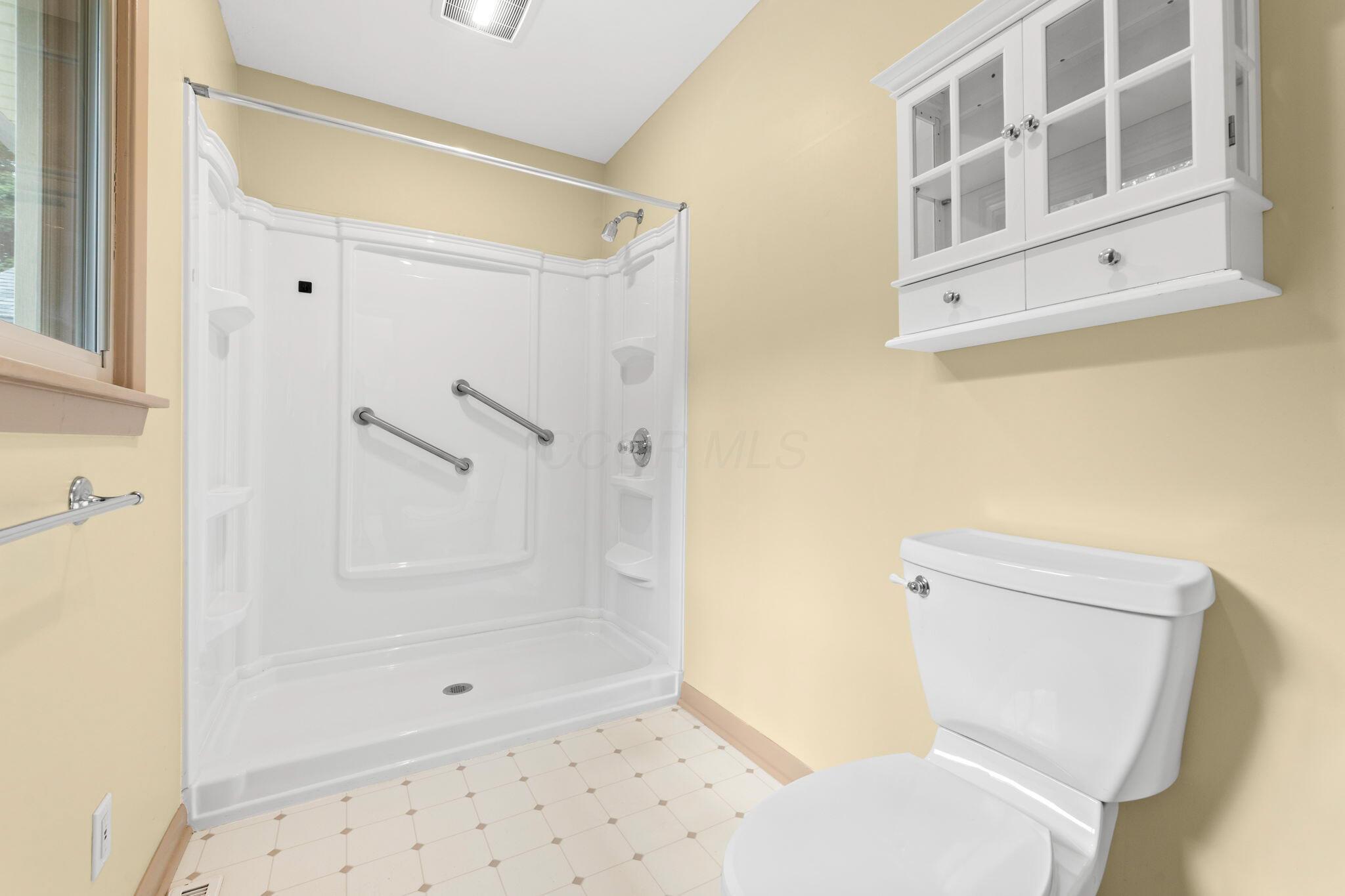 926 South Hempstead Road Westerville, OH 43081 - Photo 20 of 58 Primary Ensuite
