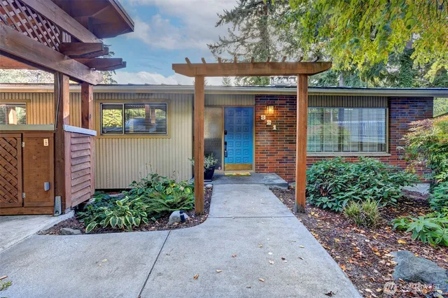 a view of a pathway with a house