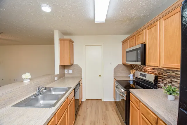 $1,565 | 8051 Bay Branch Drive, Unit 222, The Woodlands, TX 77382