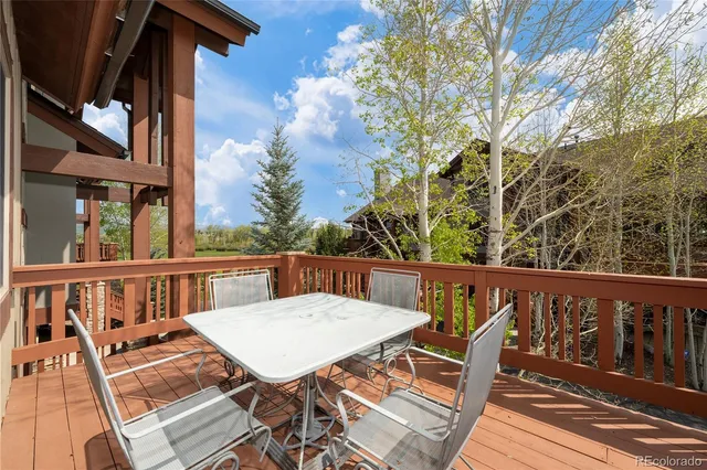 a view of a fountain in front of a building