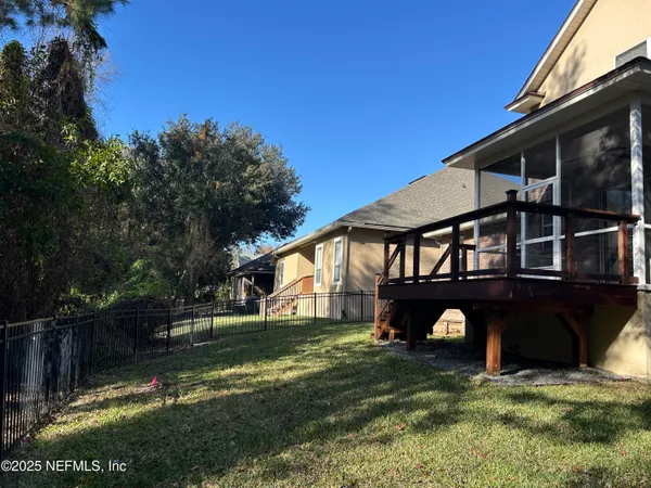 a view of a house with backyard