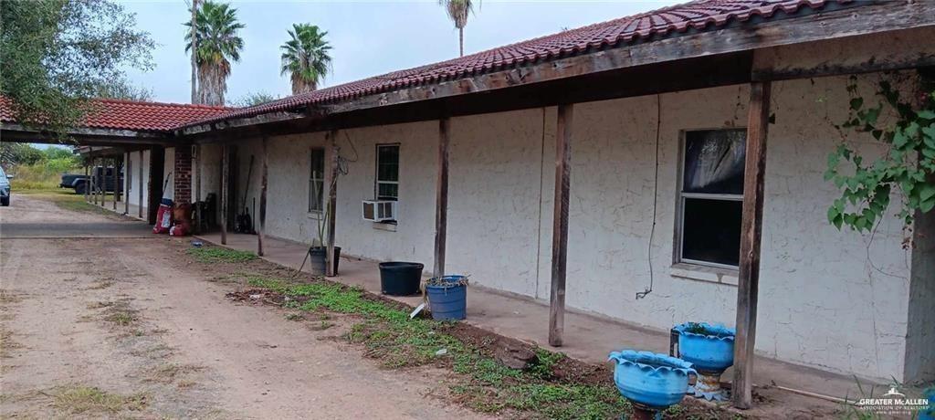 5906 North Brushline Road Mission, TX 78574 - Photo 11 of 29 a backyard of a house