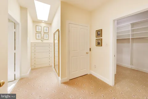 a en suite bathroom with a double vanity sink and mirror