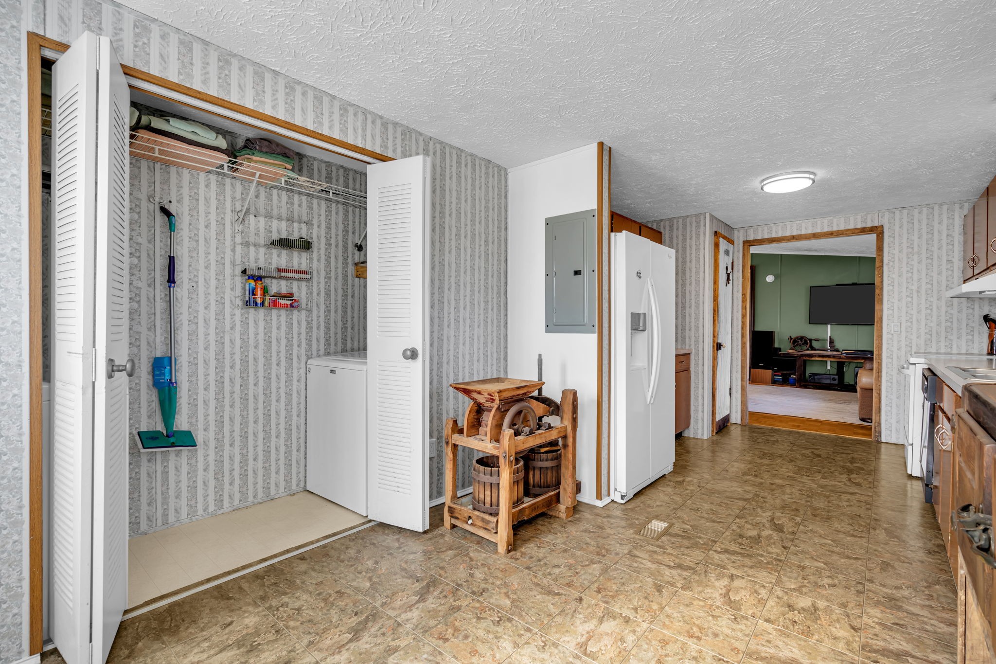 1039 Riverview Road Mount Juliet, TN 37122 - Photo 18 of 40 a view of a hallway with closet area
