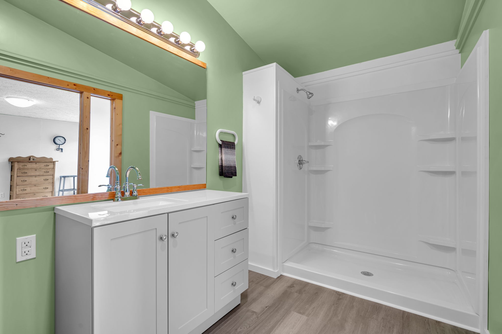 1039 Riverview Road Mount Juliet, TN 37122 - Photo 23 of 40 a bathroom with a shower sink and mirror