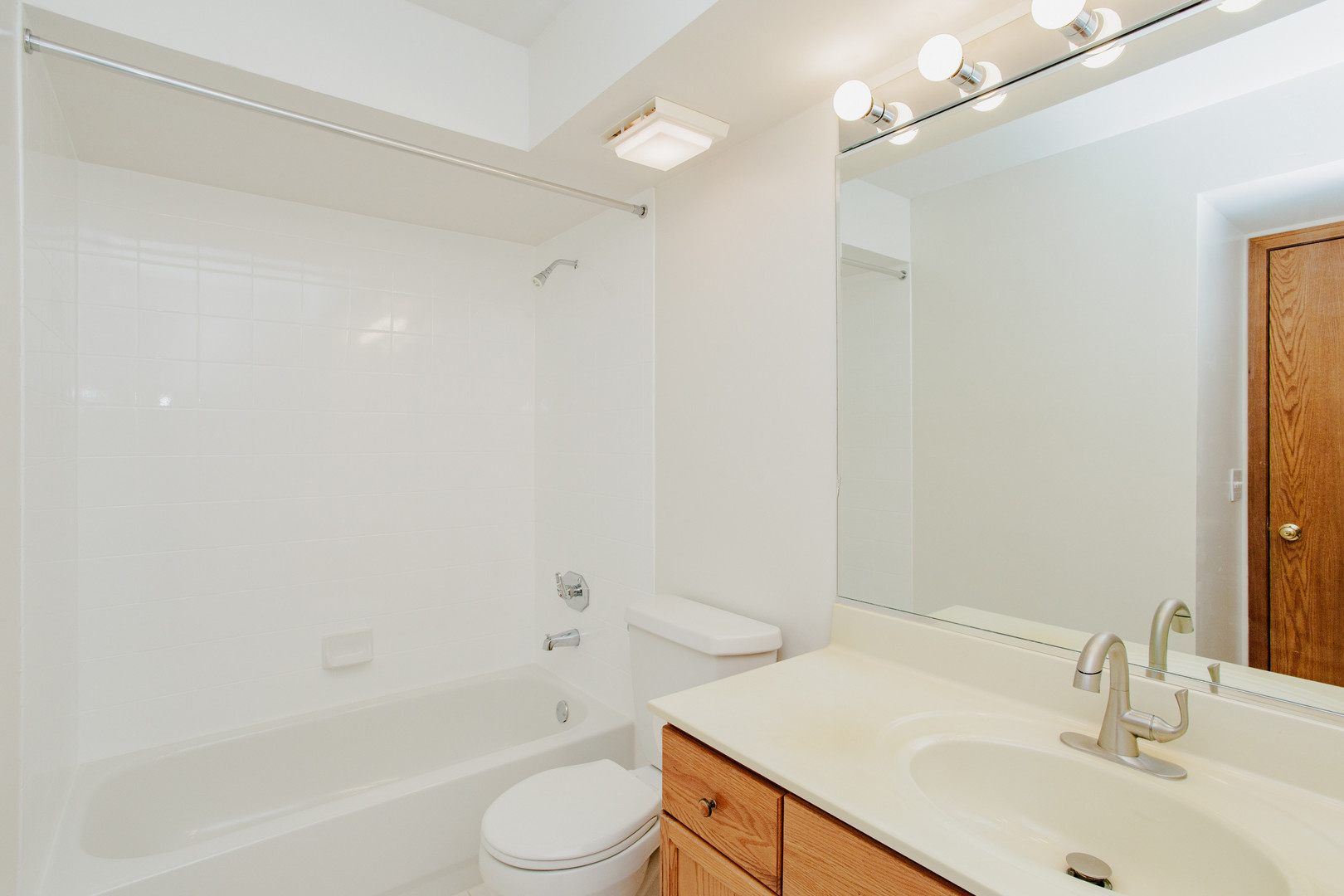 1685 Mill Street, Unit 605 Des Plaines, IL 60016 - Photo 18 of 25 a bathroom with a sink toilet and shower