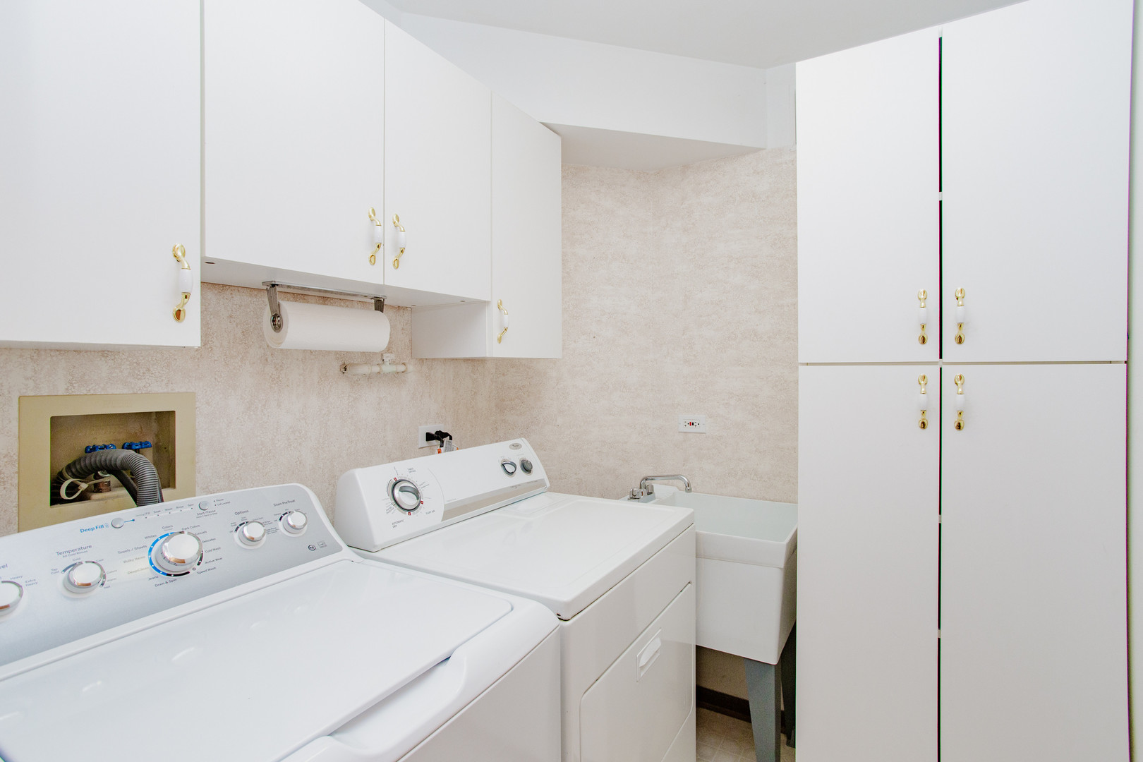 1685 Mill Street, Unit 605 Des Plaines, IL 60016 - Photo 20 of 25 a utility room with dryer and washer