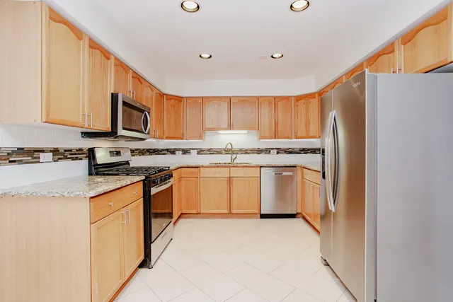 $324,900 | 1685 Mill Street, Unit 605, Des Plaines, IL 60016