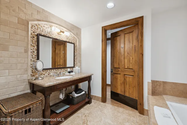 $240,000 | 415 East Dean St Unit 21 Week 10, Aspen, CO 81611