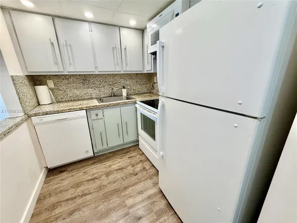 $1,800 | 17560 Atlantic Boulevard, Unit 404, Sunny Isles Beach, FL 33160