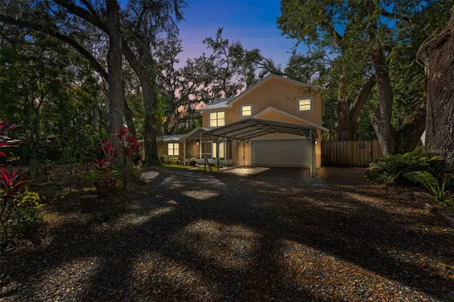 a view of a house with a yard