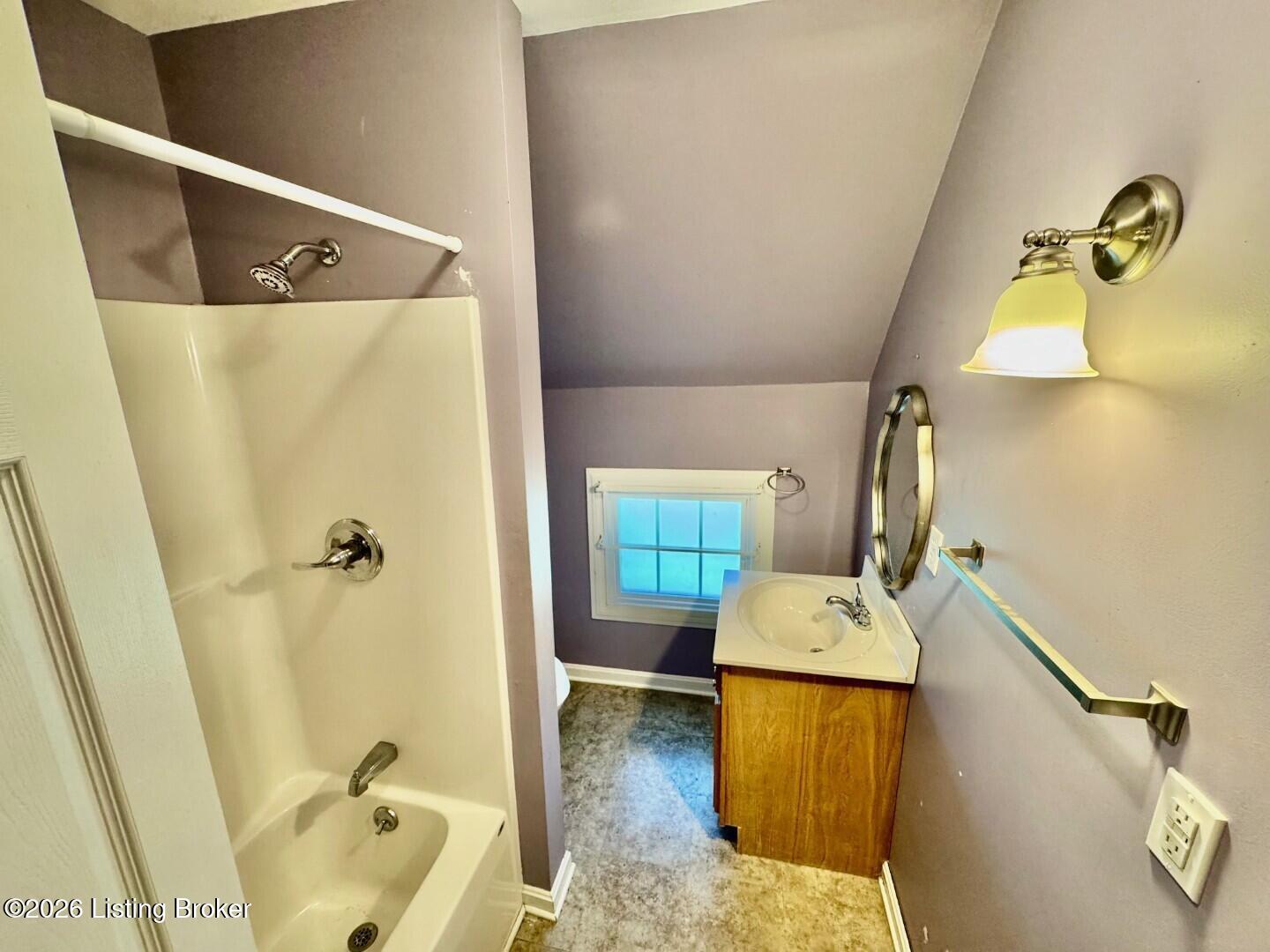 315 North Walnut Street Springfield, KY 40069 - Photo 16 of 22 016_Upstairs Bathroom