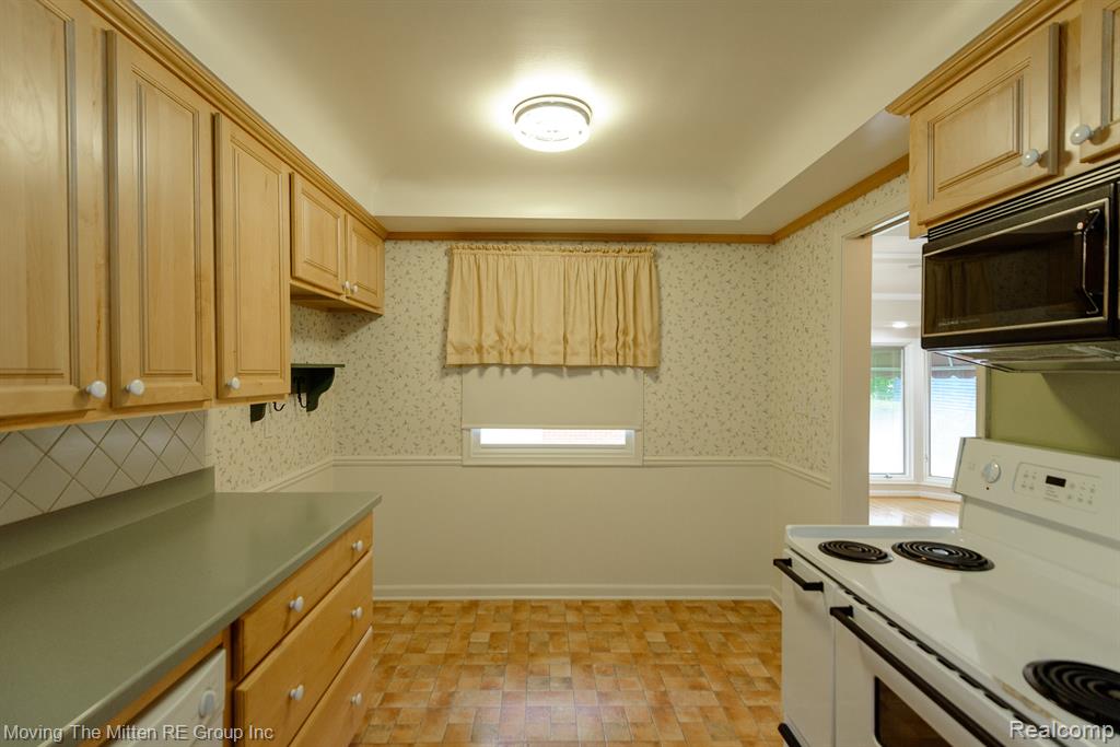 9668 Farmington Road Livonia, MI 48150 - Photo 8 of 39 Gallery Image 8