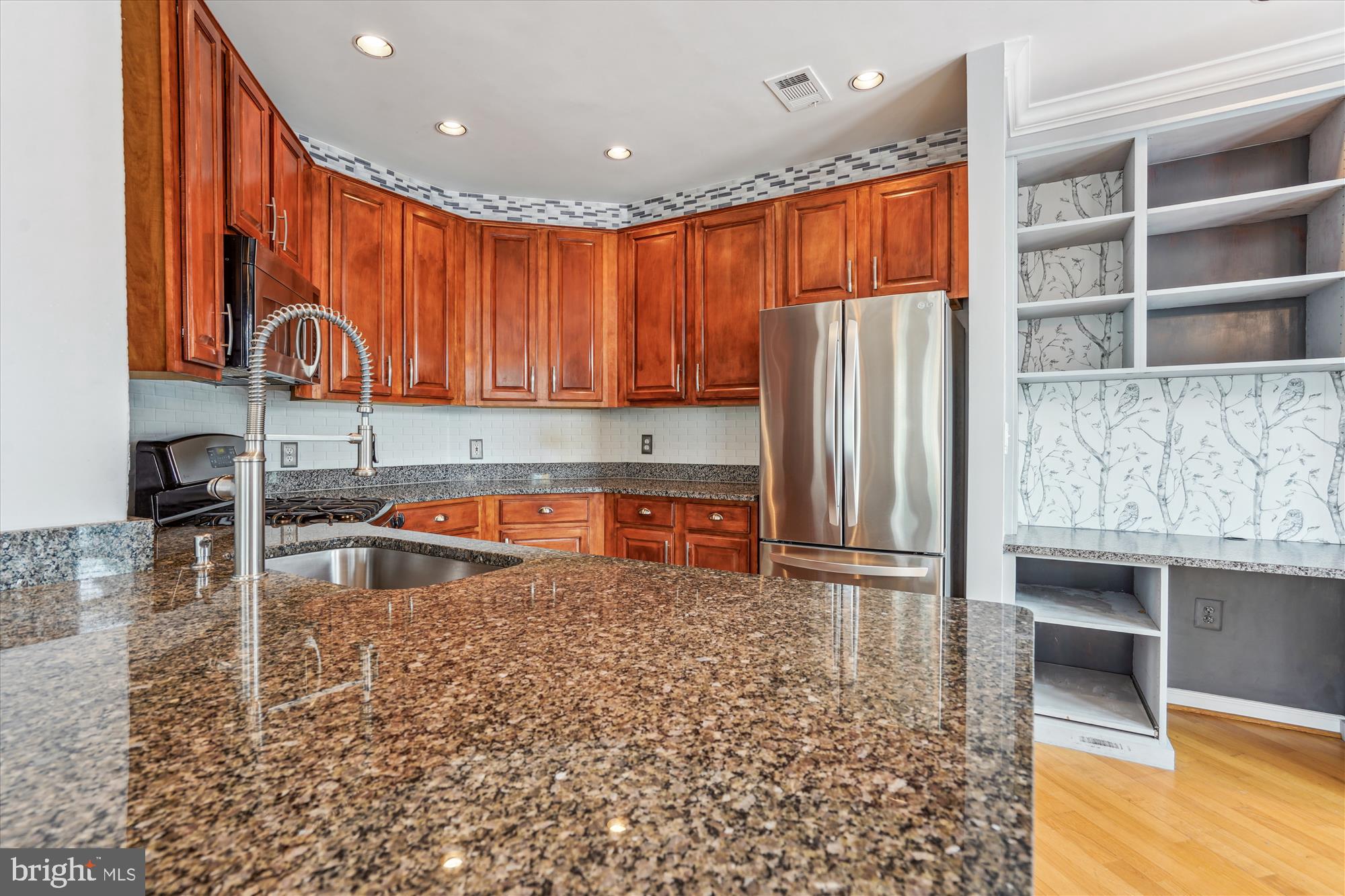 Granite counters. Stainless appliances