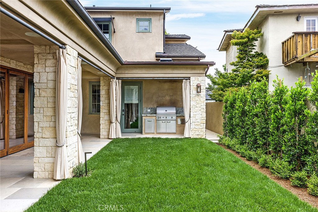 307 Pirate Road Newport Beach, CA 92663 - Photo 8 of 29 a view of a house with a small garden