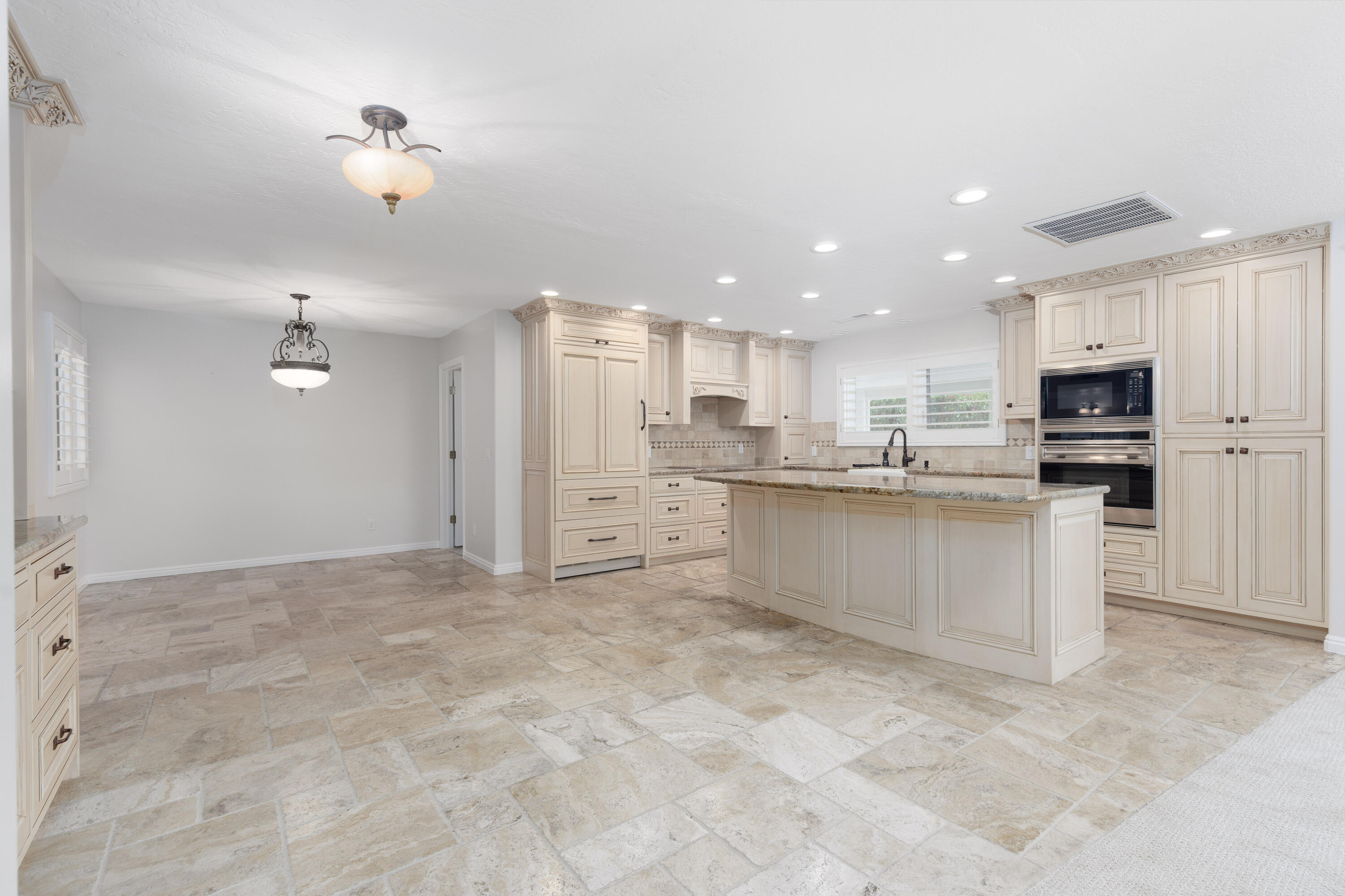 539 Diagonal Street St. George, UT 84770 - Photo 14 of 40 14 - Kitchen & Dining Room