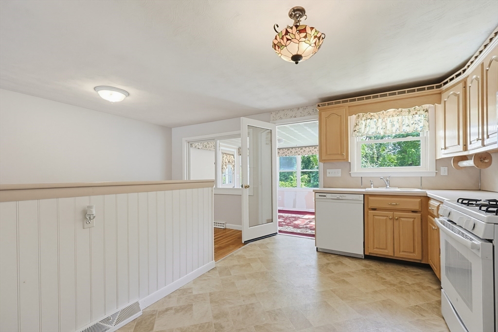 17 West Vanston Road Stoughton, MA 02072 - Photo 10 of 26
