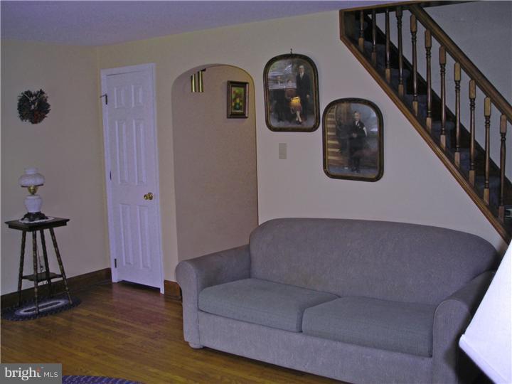 724 Fern Road Glenside, PA 19038 - Photo 3 of 25 Living Room