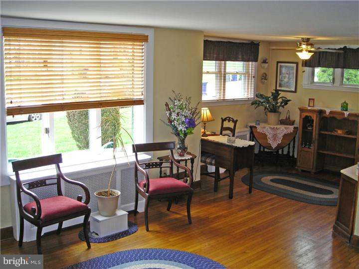 724 Fern Road Glenside, PA 19038 - Photo 4 of 25 Living Room