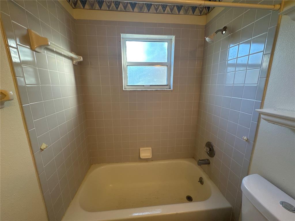 5440 Southwest 100th Loop Ocala, FL 34476 - Photo 23 of 37 a bathroom with a bathtub