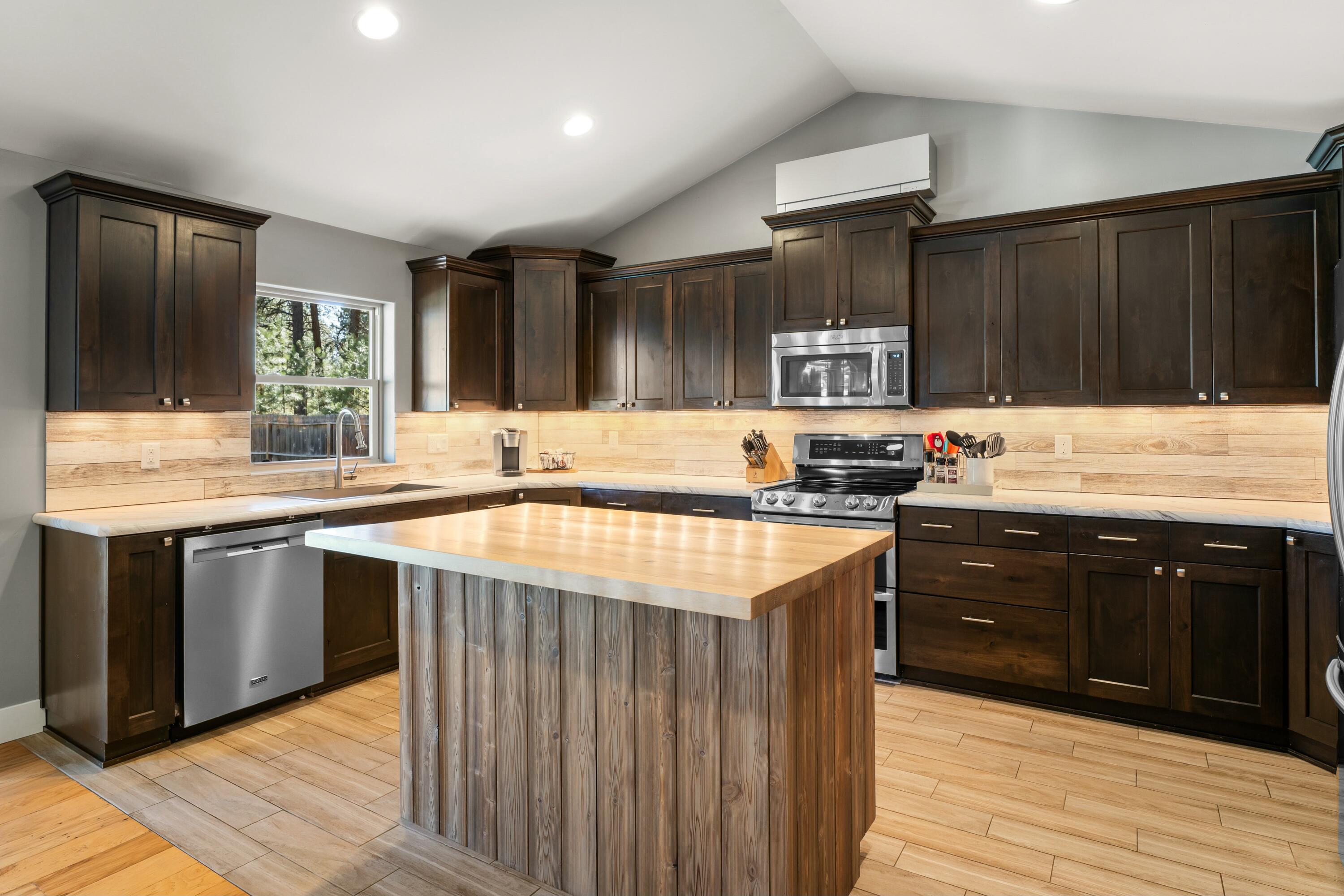 19321 Apache Road Bend, OR 97702 - Photo 9 of 44 Kitchen w/Island