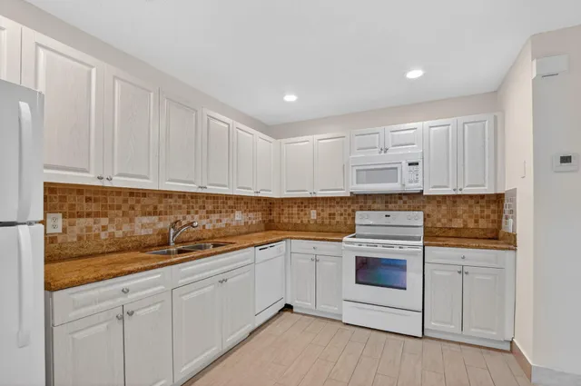 $3,400 | 6695 Via Regina, Boca Raton, FL 33433