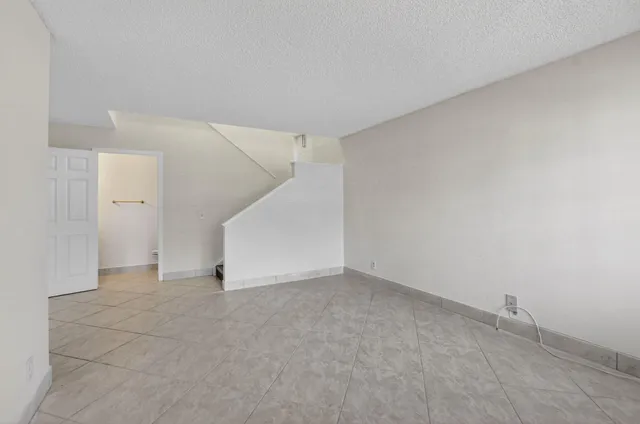 $3,400 | 6695 Via Regina, Boca Raton, FL 33433