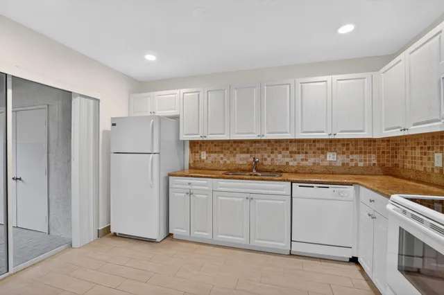 $3,400 | 6695 Via Regina, Boca Raton, FL 33433