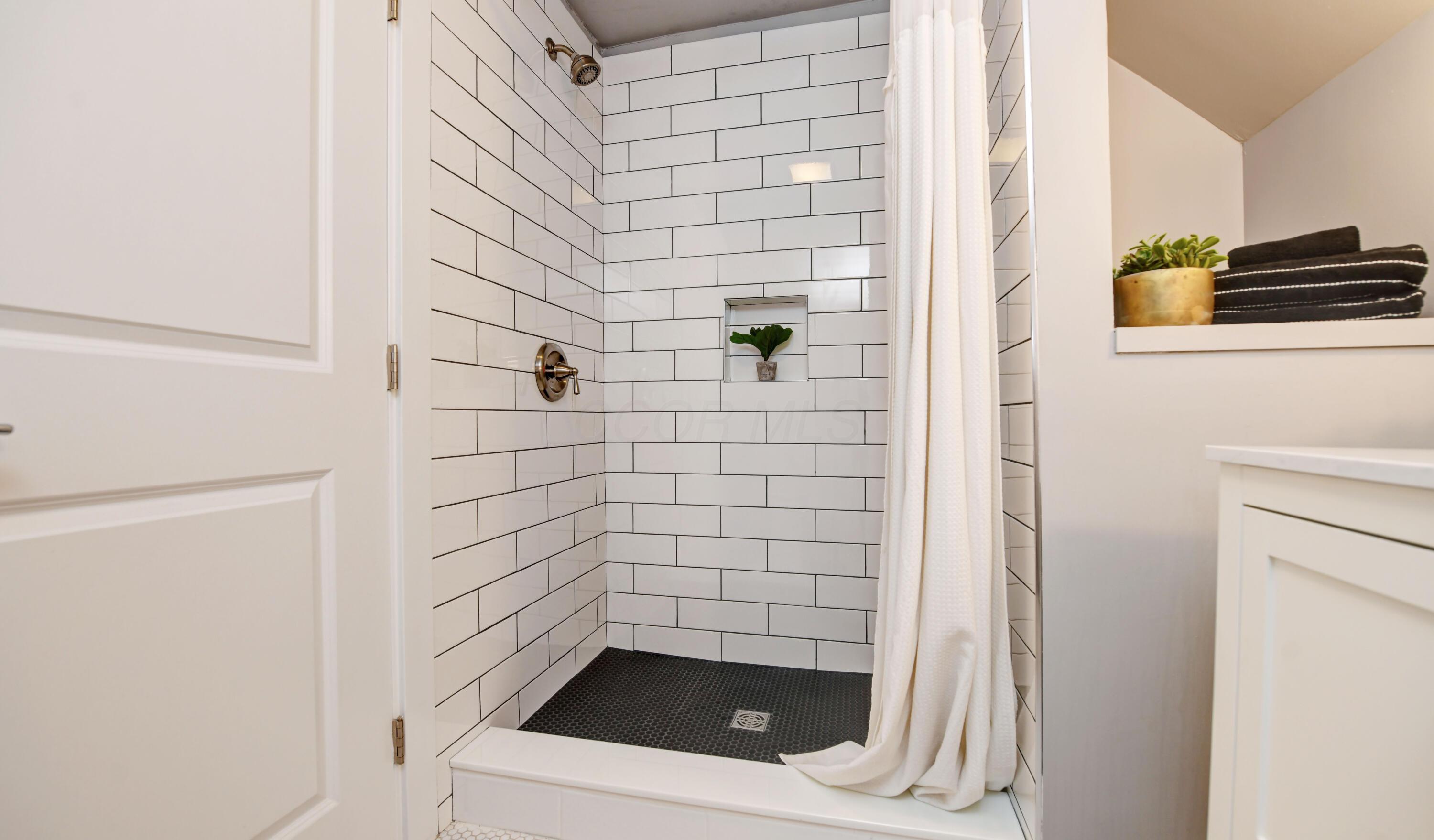 1346 Lincoln Road Columbus, OH 43212 - Photo 38 of 48 Third Floor Bath (2)