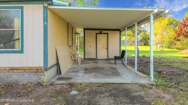 a view of backyard of the house