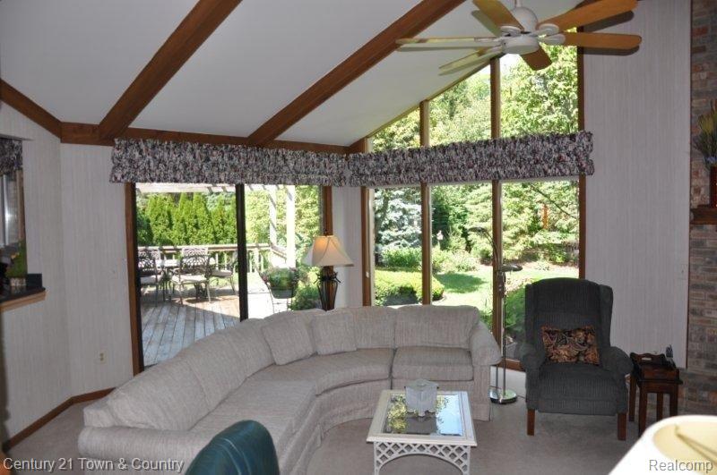 44 Grosse Pines Drive Rochester, MI 48309 - Photo 10 of 16 Bright & open family room