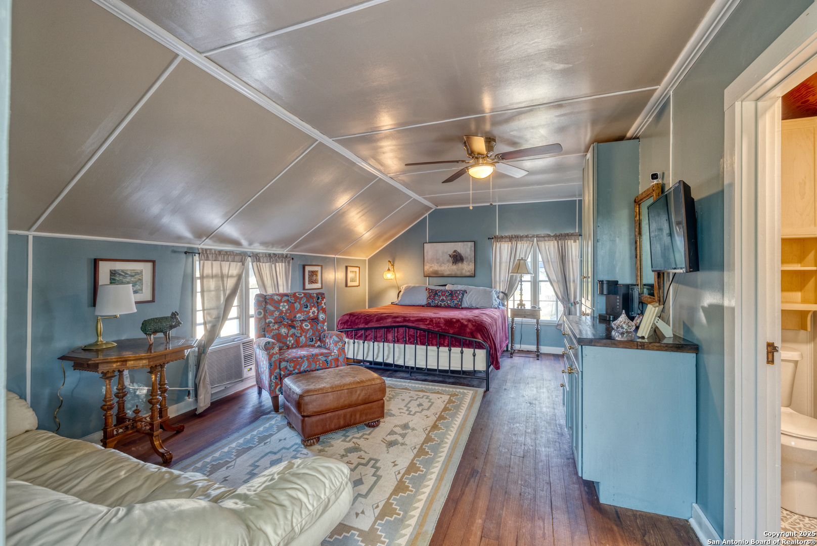 1100 North High Street Uvalde, TX 78801 - Photo 33 of 40 a living room with furniture and a flat screen tv