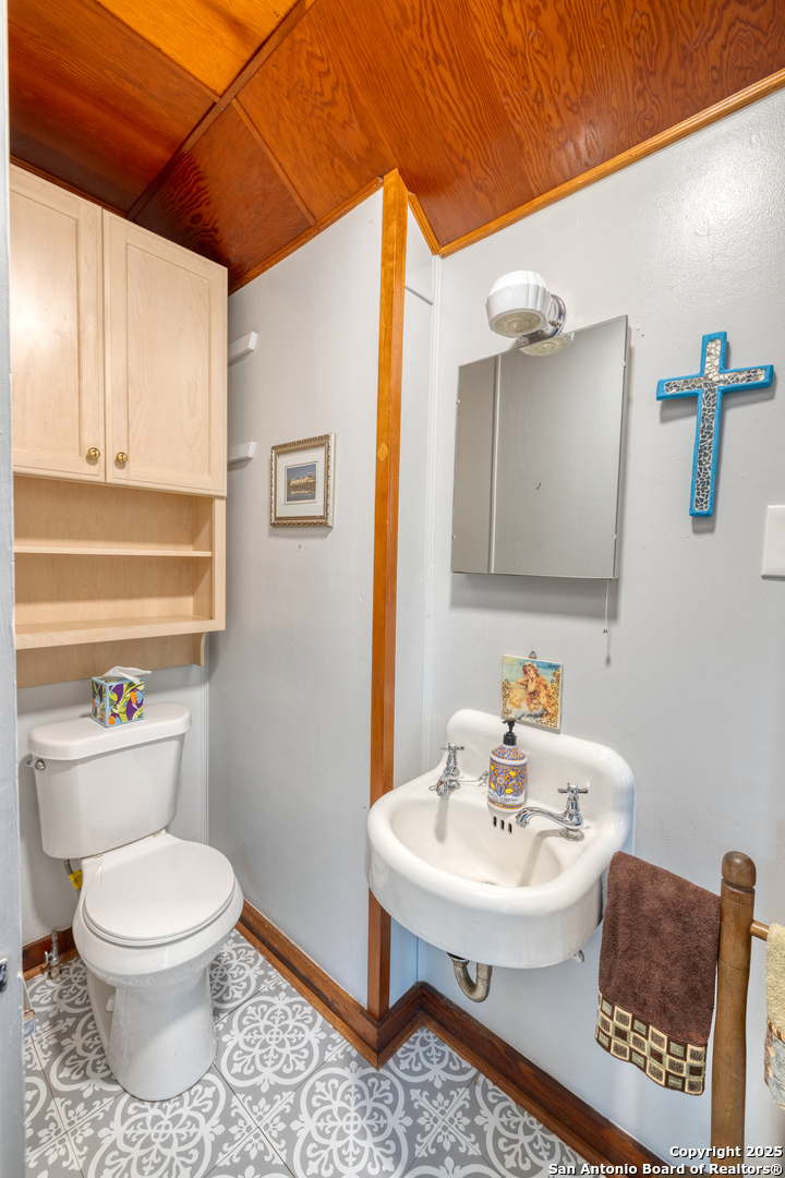1100 North High Street Uvalde, TX 78801 - Photo 34 of 40 a bathroom with a toilet sink and mirror